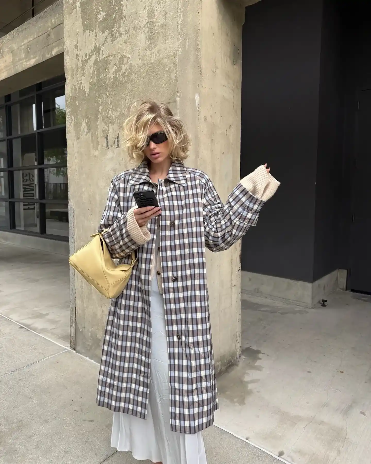 Top Spring Fashion Trends for Moms in Los Angeles: What Stylish Moms Are Wearing Now 22 Elsa Hosk