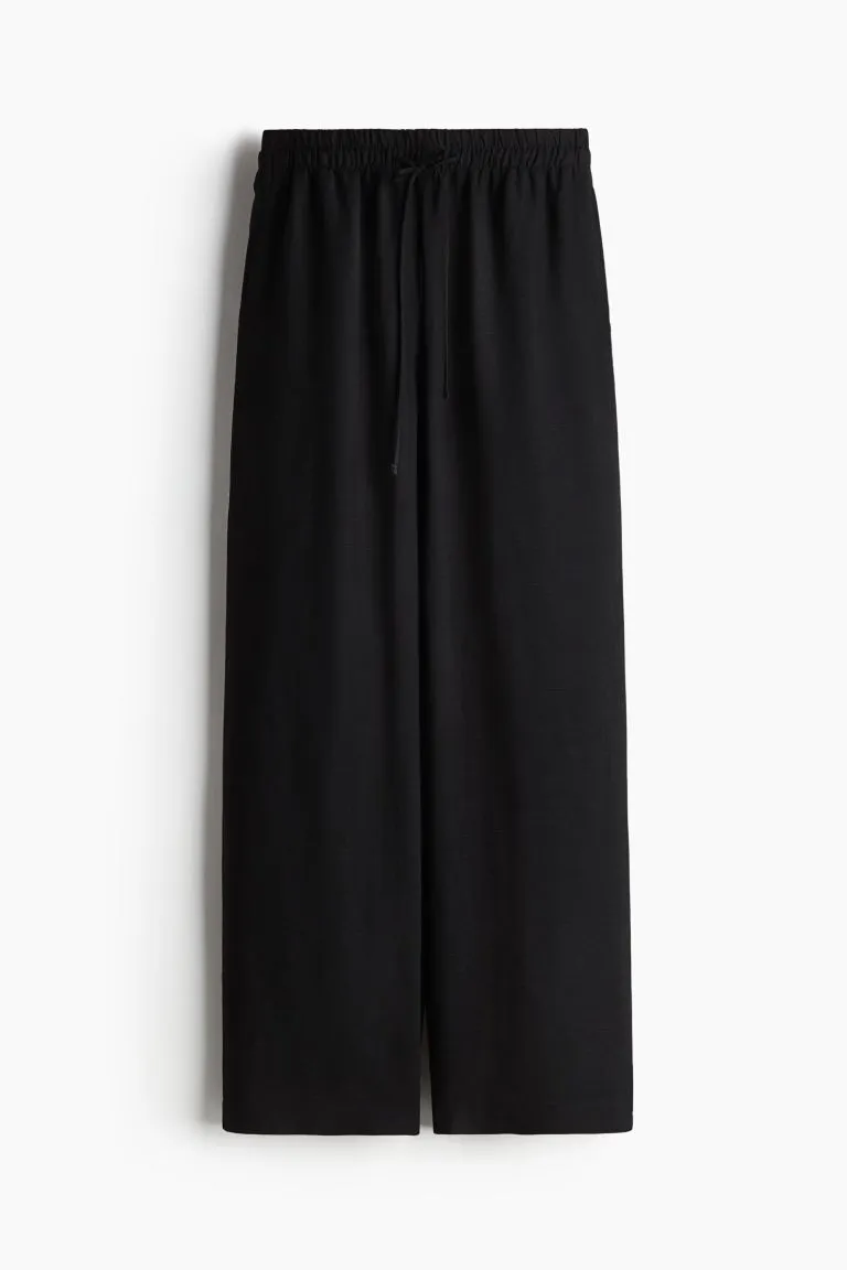 Top Spring Fashion Trends for Moms in Los Angeles: What Stylish Moms Are Wearing Now 3 Linen-Blend Pants
