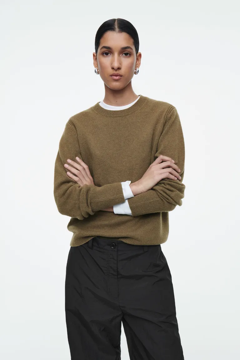 Upgrade Your 9-to-5 Style: 5 Fashion Icons Office Outfit Ideas That Work Every Time 10 Pure Cashmere Sweater